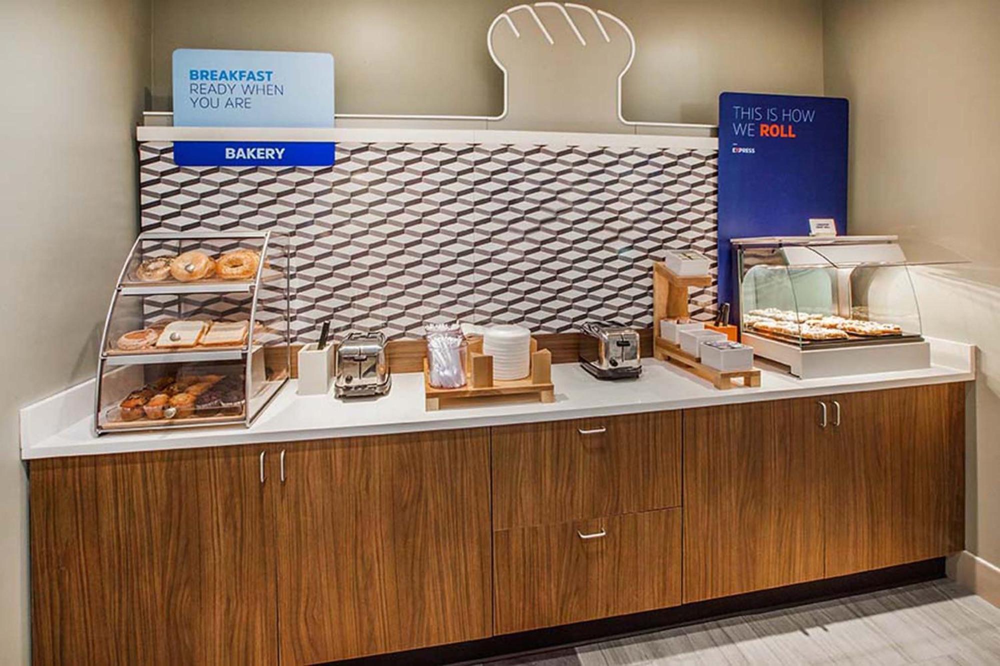 Holiday Inn Express Cleveland Airport - Brook Park By Ihg Exterior foto